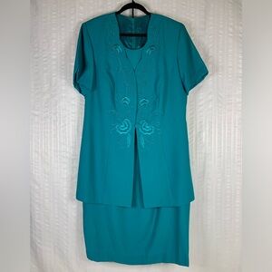 Formal dress! Perfect for a special occasion. Mother/grandma of the bride!